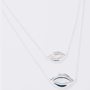 NIB Silvertone Double Lips necklace, 15.5” chain w/3” ext, lobster claw closure